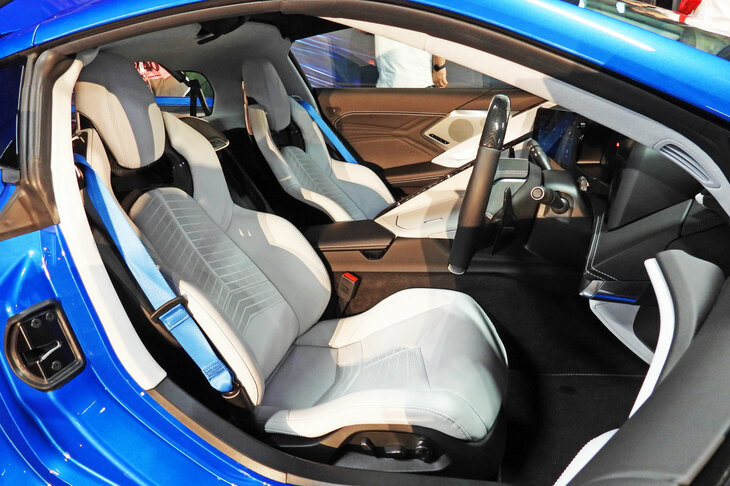 日本仕様には、Boseのパフォーマンスオーディオやデータロガー、シートヒーター／ベンチレーションなどの装備に加え、表皮にカーボンとナッパレザーを用いた「GT2」シートや、マイクロファイバーとレザーのインテリアトリム、カーボン製のステアリングホイールなどを備えた最上級グレードの「3LZ」が導入される。