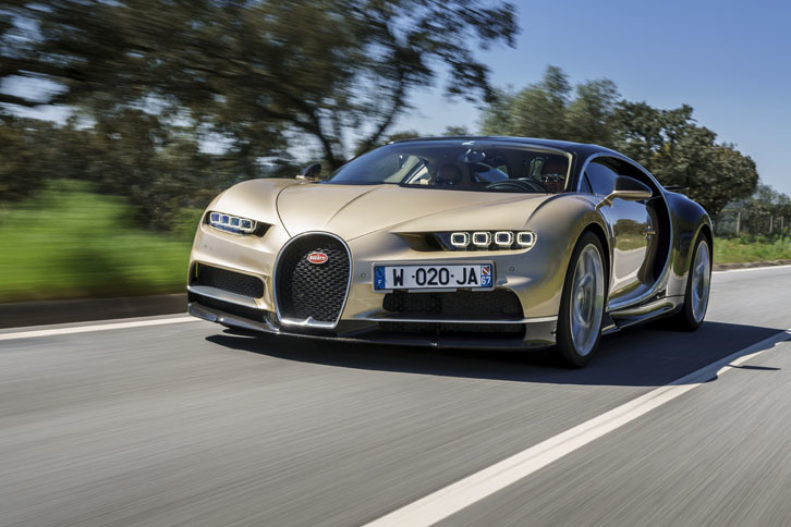 動力性能は0-100km/h加速が2.5秒以下で0-300km/h加速が13.6秒以下。最高速は420km/h。