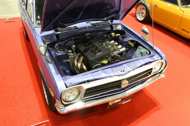 チューンド旧車専門誌『ノスタルジックスピード』の表紙を飾った「ダットサン・サニー エクセレント クーペ」。初代サニー エクセレント（PB110）は、2代目B110サニーのノーズを延ばしてL14型エンジンを搭載したモデル。この個体は岡山のOS技研が1970年代に開発したDOHC 16バルブヘッドを持つTC16を搭載している。