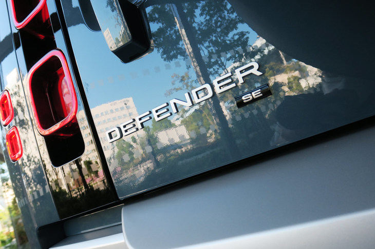 ランドローバー・ディフェンダー110 SE エクスプローラーパック装着車（ロゴ）