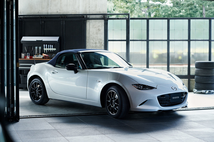 「マツダ・ロードスター」には新たに特別仕様車「990S」が設定された。最軽量グレード「S」からさらなるバネ下重量の軽減を図っている。