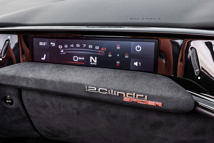 メーターパネルやセンターディスプレイに加え、助手席前方にはパッセンジャー用となる第3のディスプレイが備わっている。