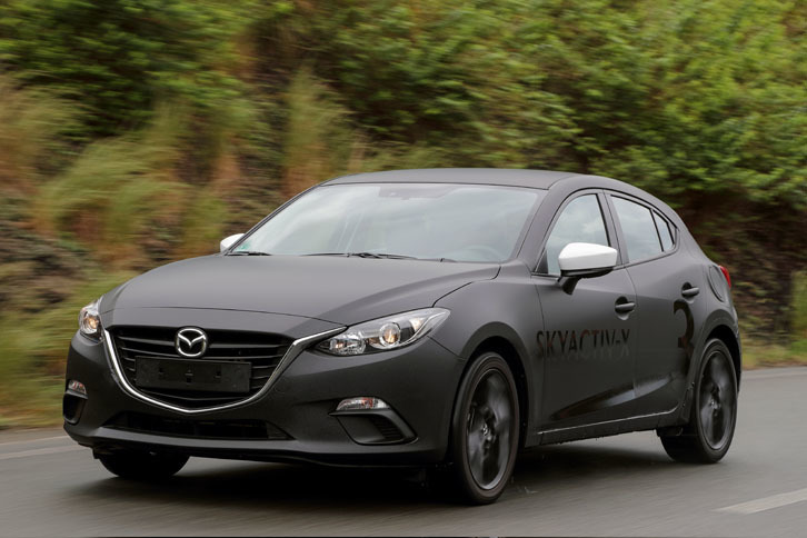 マツダの美祢試験場を行く、スカイアクティブX搭載の試験車。