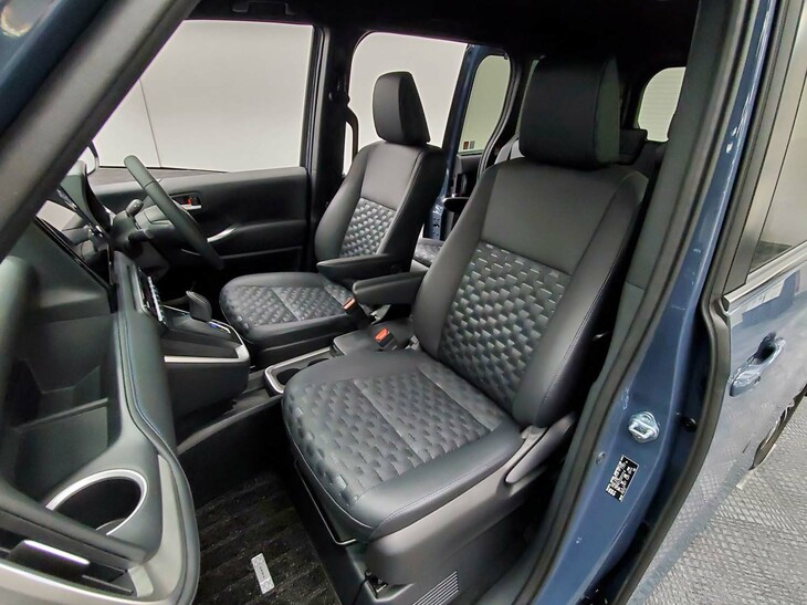 トヨタ・ヴォクシーS-Z＜7人乗り／ハイブリッド車＞（運転席および助手席）