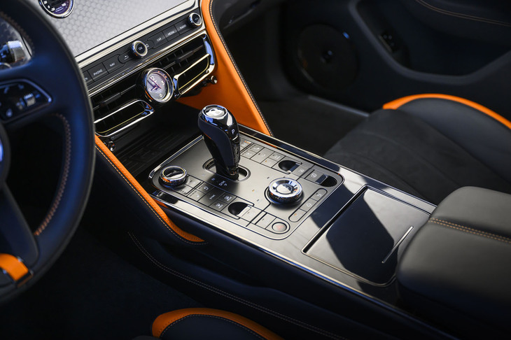 センターコンソールにはメカニカルなスイッチがずらりと並ぶ。写真中央のダイヤルがドライブモードセレクターで、モードは基本の「B」と「コンフォート」「スポーツ」「カスタム」の全4種類。