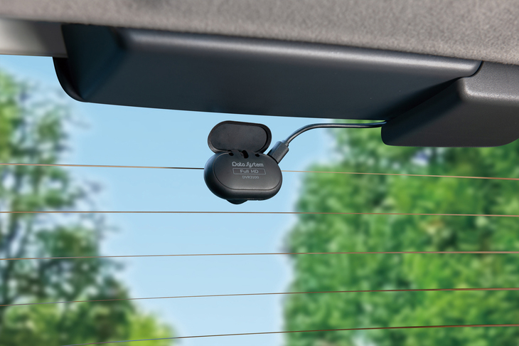 リアガラスに付けたリアカメラ。小型なので視界を邪魔することも少ない。