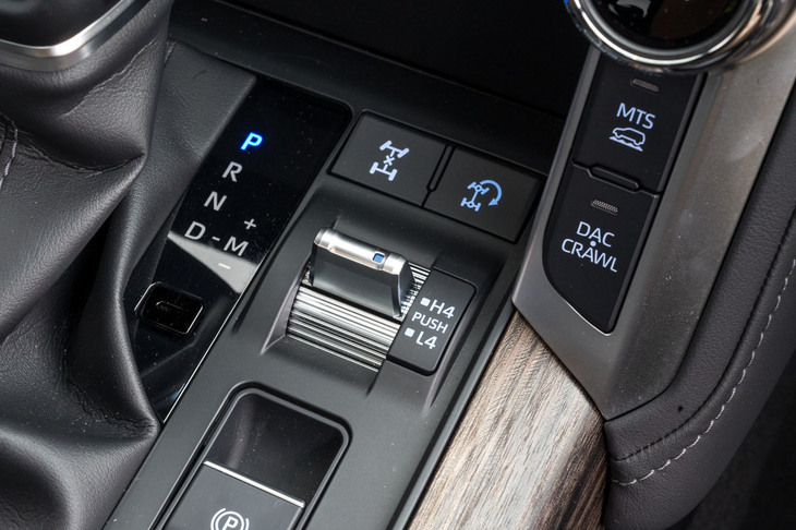 センターコンソールに備わる副変速機の操作スイッチ。ローレンジのギア比は2.618となっている。（写真は「ZX」）