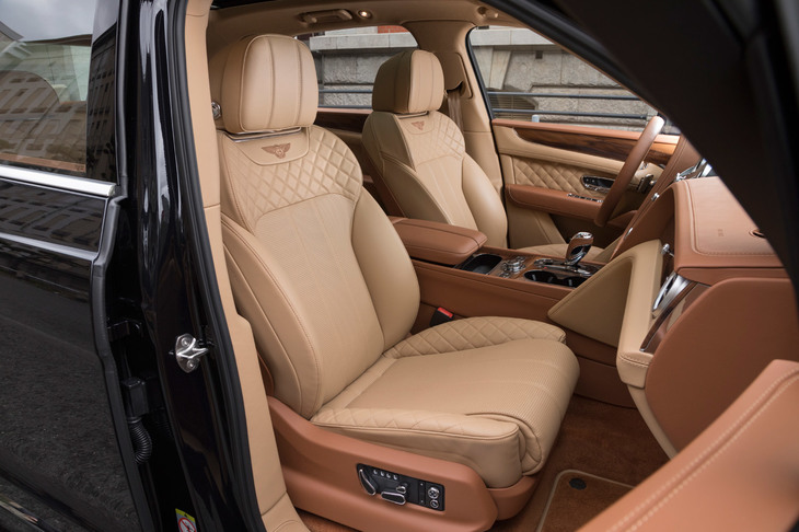 最上級のレザーが用いられたシート。試乗車のインテリアは「キャメル／サドル」の2トーンで彩られていた。