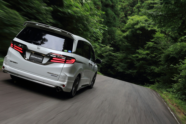 車高15mmダウンのスポーツサスペンションや19インチのアルミホイール「MDA」を装着していた「オデッセイ ハイブリッド アブソルートEX Honda SENSING」。スポーティーなイメージが強い無限だが、テスト車にはコンフォート性に優れたセッティングが施されていた。