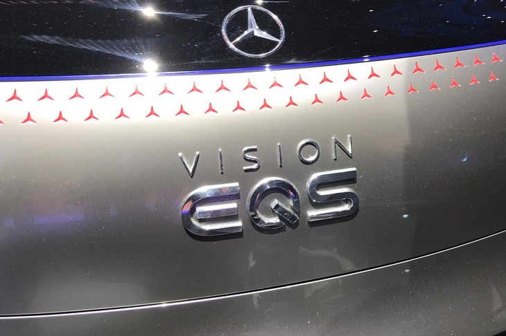 メルセデス・ベンツ・ヴィジョンEQS（リアのエンブレムとランプ）