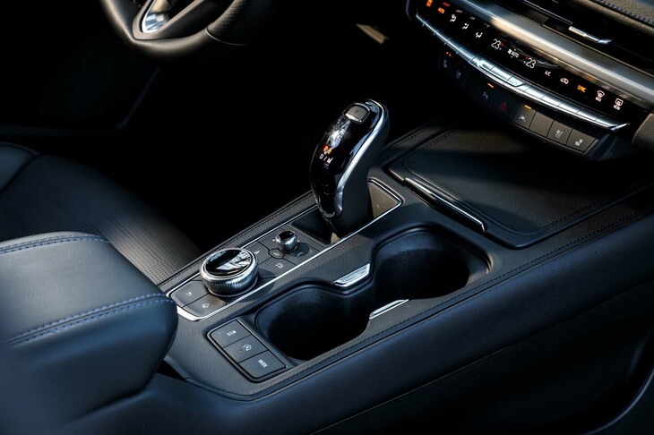 センターコンソールやセンタークラスターには、空調やインフォテインメントシステム、ドライブモード、シフトセレクターなどのコントローラーを配置。いずれも物理スイッチや機械式のコントローラーとなっており、タッチスクリーンにこだわる欧州の競合車種とは対照的だ。