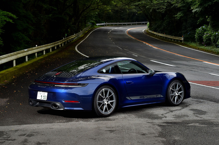 【ポルシェ911カレラTのスペック】
	ボディーサイズ：全長×全幅×全高＝4545×1850×1290mm／ホイールベース：2450mm／車重：1510kg／駆動方式：RR／エンジン：3リッター水平対向6 DOHC 24バルブ ターボ／トランスミッション：6段MT／最高出力：394PS（290kW）/6500rpm／最大トルク：450N・m（45.9kgf・m）/2000-5000rpm／タイヤ：（前）245/35ZR20 91Y XL／（後）305/30ZR21 100Y（ピレリPゼロ）／燃費：--km/リッター／価格：2006万円
	
	【取材時の燃費データ】
	テスト距離：274.4km（市街地1：高速道路7：山岳路2）／使用燃料：42.8リッター（ハイオクガソリン）／参考燃費：6.4km/リッター（満タン法）／6.8km/リッター（車載燃費計計測値）