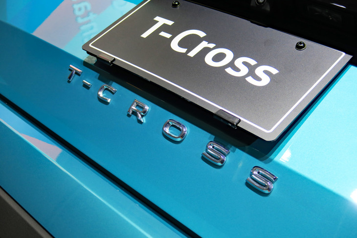フォルクスワーゲンTクロスTSI 1stプラス（「T-CROSS」のロゴ）