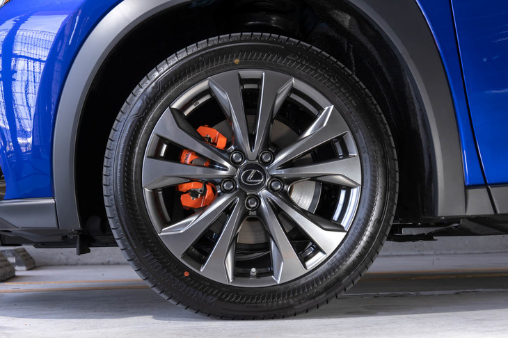 ランフラットタイヤの新規開発によって静粛性強化が図られている。外装ではタイヤのサイドウォールのデザインが変わったともいえる。