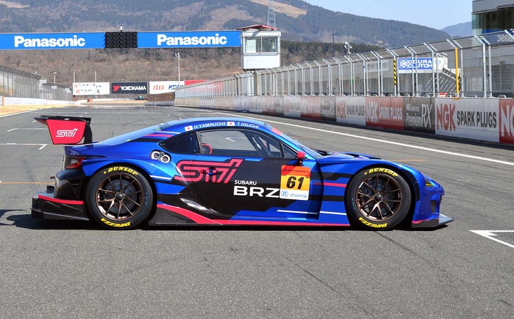 レギュレーションに従い、従来型と同様、ドア開口部まわりのパネルは市販車の新型「BRZ」と同じものを使用している。フロントノーズやサイドシル部分の形状も市販モデルのフォルムを再現。ブラックの配色は走行中の躍動感を一段と高め、なおかつ止まっていても疾走しているように見える効果をもたらす。