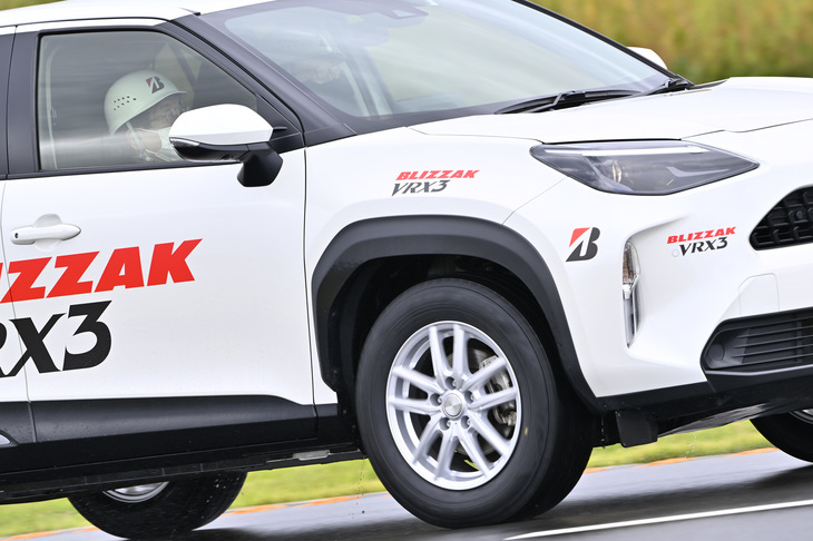 ブリヂストンのスタッドレスタイヤ「ブリザックVRX3」に、SUV向けサイズが新たに追加された。本格的な冬の到来を前に、氷上とドライ路面でその実力を確かめた。
