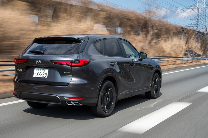 新グレードの「XD SP」。「XD Sパッケージ」をベースに、黒のフロントグリルとドアミラー、ブラッククロームのシグネチャーウイングとサイドシグネチャーガーニッシュを採用。ブラックメタリック塗装の専用20インチアルミホイールも特徴となっている。