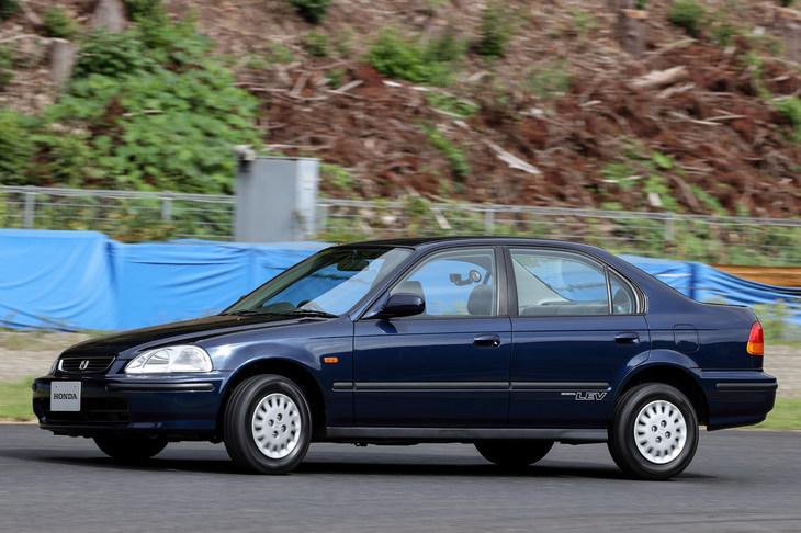 “ミラクルシビック”こと6代目「シビック」。試乗車は排ガスのクリーン化を図った「LEV」仕様の「シビック フェリオ」（4ドアセダン）だ。