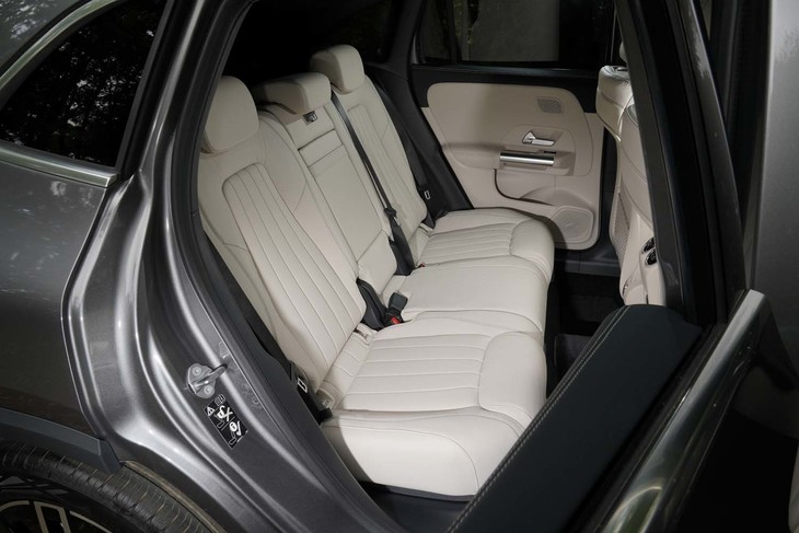 メルセデス・ベンツGLA200d 4MATIC（リアシート）