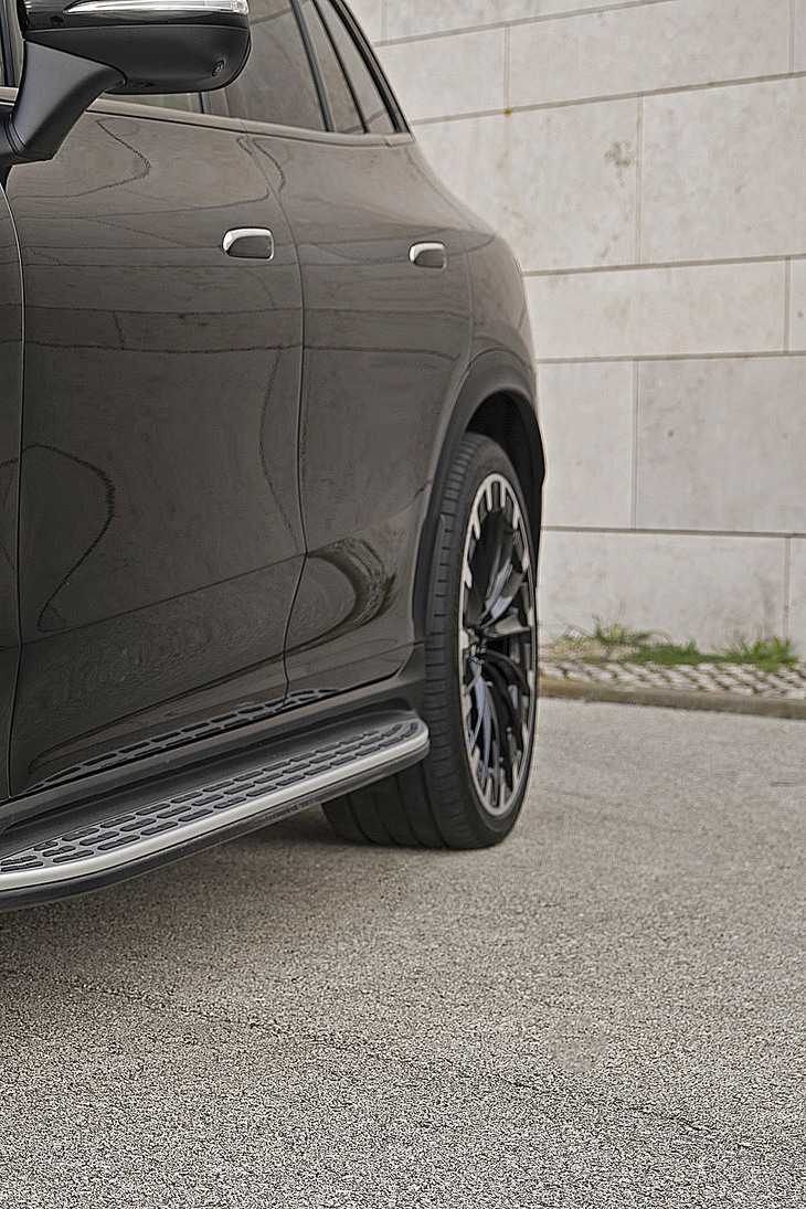 フェンダーの前方に設けられた「ナインオクロックスポイラー」。