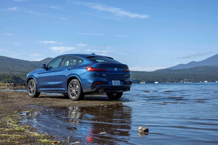 エクステリアにおいては、「X6」譲りとなるクーペフォルムが「X4」の特徴。BMWではこうしたスタイルを「X＋偶数」車名のモデルに採用し、スポーツアクティビティークーペと呼んでいる。