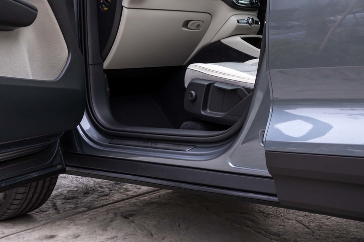ドアがサイドシルを覆うデザインを採用。悪路走行などの後でも、乗降の際に服の汚れを防いでくれる。小さな配慮だが、これもボルボ流のおもてなしの心遣いだろう。