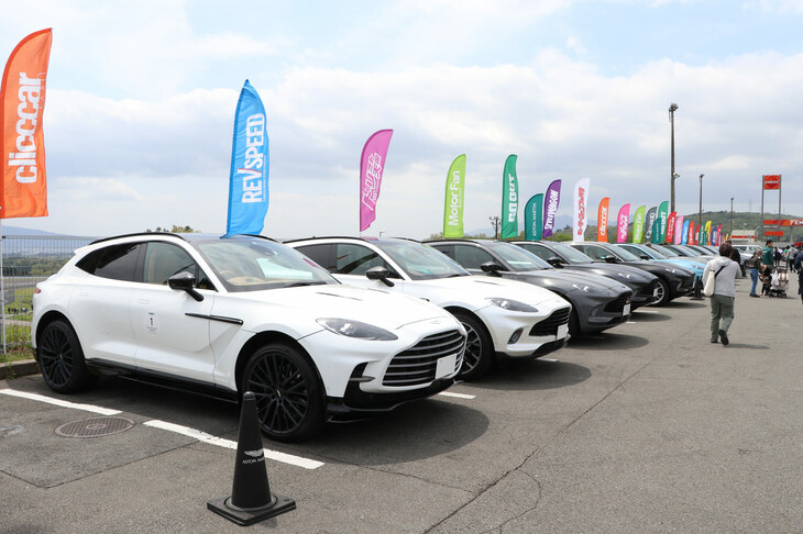 アストンマーティン初のSUV「DBX」によるパレードラン「DBX POWER DRIVEN EXPERIENCE」では、その名のとおり参加車種をDBXだけに限定。それでも、30台を超えるDBXがオーナーと共に集結した。2022年に上陸したばかりのハイパフォーマンスモデル「DBX707」の姿も見られた。