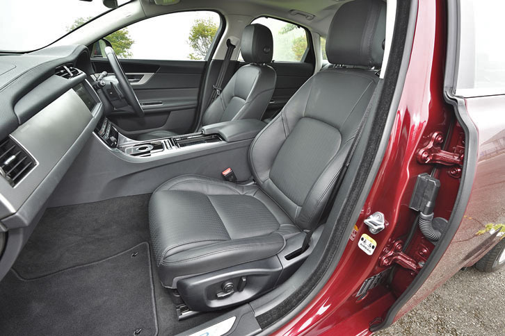 「プレステージ」グレードにはトーラスレザーシートが標準で装着される。