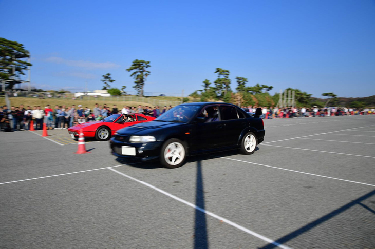 2台の対決は30cmくらいの差で「フェラーリ328GTS」の敗北となった。（写真＝池之平昌信）