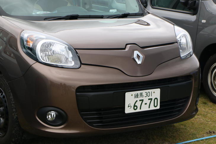 会場散策で、カスタマイズされた「カングー」を見つけるのも面白い。現行型「フェイズ1」のカングーかと思いきや、「フェイズ2」のグリルをフェイズ1風に変更したものだった。フェイズ1とフェイズ2、好みが分かれるところだが、このオーナーは、フェイズ1がお好きな様子。