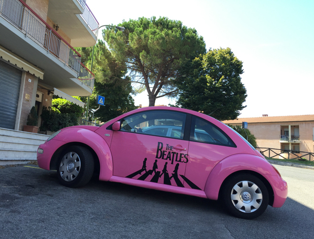 「フォルクスワーゲン・ビートル」の愛称は、イタリア語とフランス語とで意味が違う。これは、わが街シエナで見つけた大胆なグラフィックの「ニュービートル」。