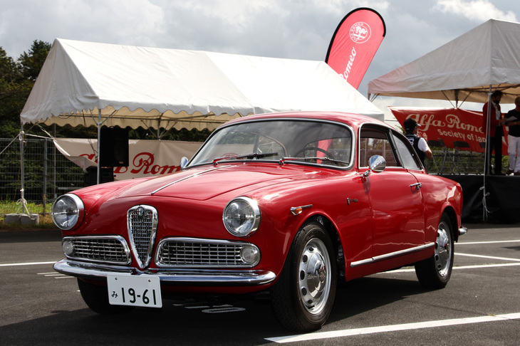 美しく仕上げられた、ベルトーネ（スタイリストはスカリオーネ）製ボディーを持つ「ジュリエッタ スプリント」。ちなみに雨は小一時間で上がり、昼前後にはご覧のように日が差してきた。