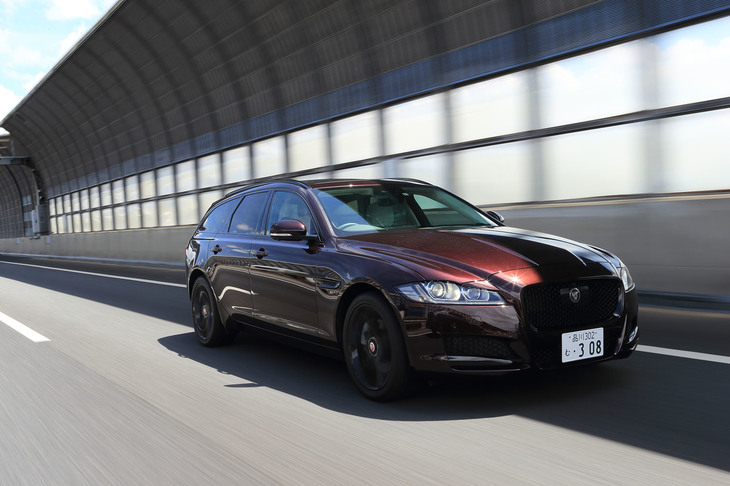 「XF」ではレーンキープアシスト機能やアダプティブクルーズコントロールなど、高速道路で重宝するドライバーアシスト機能が標準装備される。