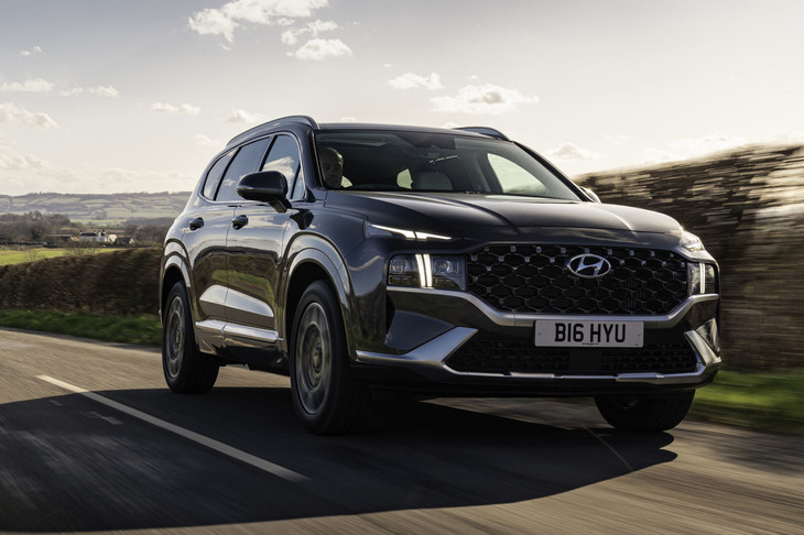 「ヒョンデ・サンタフェ」。ハイブリッドやプラグインハイブリッドも取りそろえた豊富なパワートレインが武器だ。
