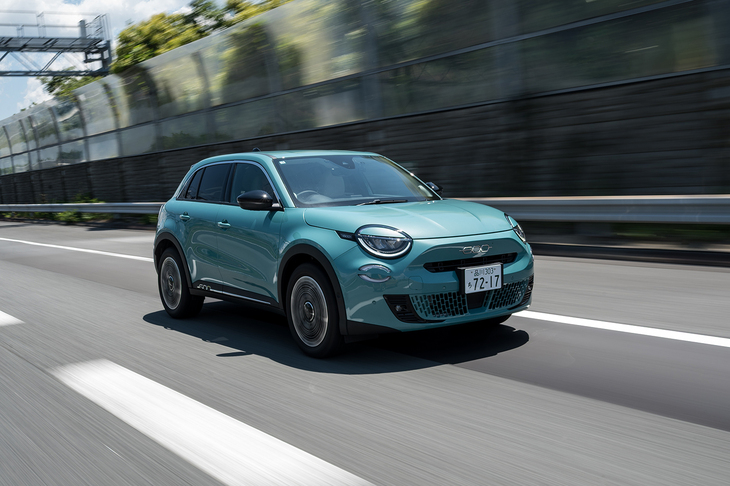 今回の試乗車は上位グレードの「ラプリマ」。価格は419万円ながら、最初の600台に限って399万円で販売される。ピクセルパターンのホイールは回転すると独自の表情を生み出す。