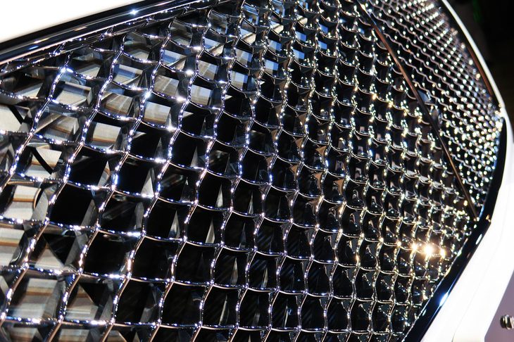 ベントレー・ベンテイガ ハイブリッド（ラジエーターグリル）