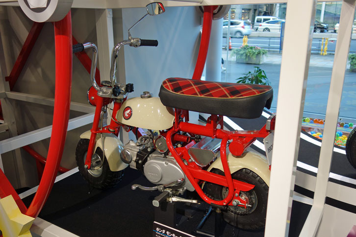 「モンキーZ50M」（1967年）。初めて国内向け市販車として開発されたモデルで、通常“初代”といえばこちらを指すことが多い。エンジンがOHVからOHCへと変更されている。価格は6万3000円だった。