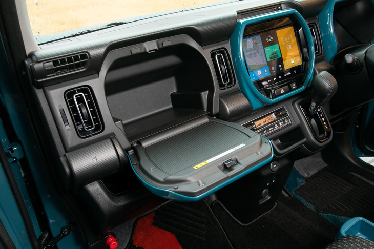 「ハイブリッドX」「ハイブリッドXターボ」に装備されるインパネアッパーボックスは、開いたフタがテーブルになる仕組み。初代より容量、テーブルの大きさともに拡大している。
