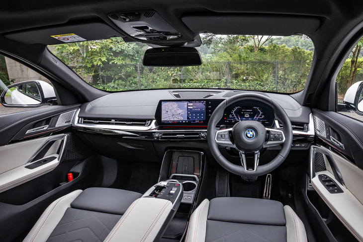 インストゥルメントパネルは、先に登場した「X1」に準じたデザインで、ICE車の「X2」とも共通。10.25インチのメーターパネルと、10.7インチのコントロールディスプレイを一体化させた「BMWカーブドディスプレイ」が、BMW車の最新世代であることを印象づける。