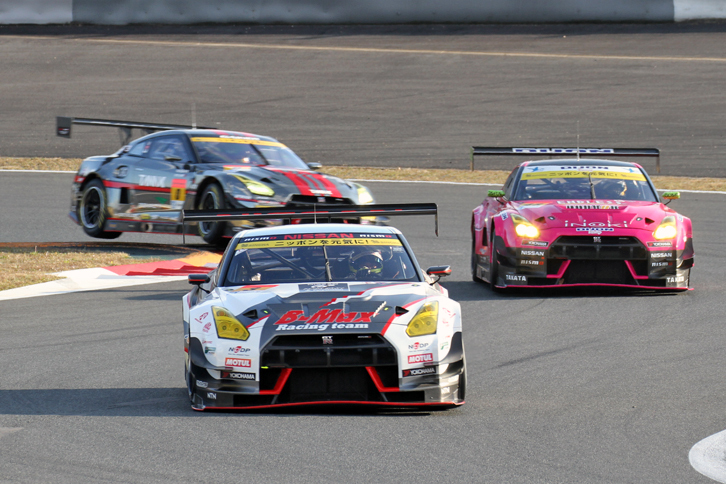 混戦を抜け出し、上位を走る「GT-R NISMO GT3」。先頭は今季のSUPER GT GT300のランキングで、GT-R勢最上位となる4位となった星野一樹／ヤン・マーデンボローの「B-MAX NDDP GT-R」。3番目を走る「GAINER TANAX GT-R」は、縁石で大きく跳ねている。
