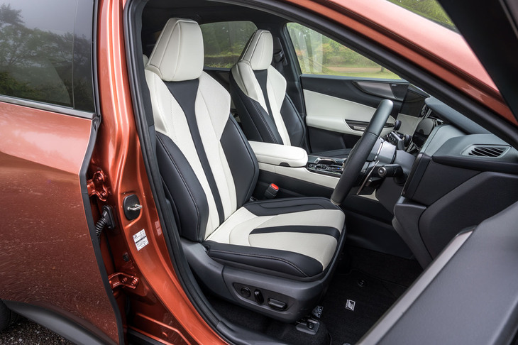 チャコールグレーと塗り分けられたホワイトは“Fスポーツ”専用内装。シート表皮は本革で、前席にはヒーターもベンチレーションも備わっている。