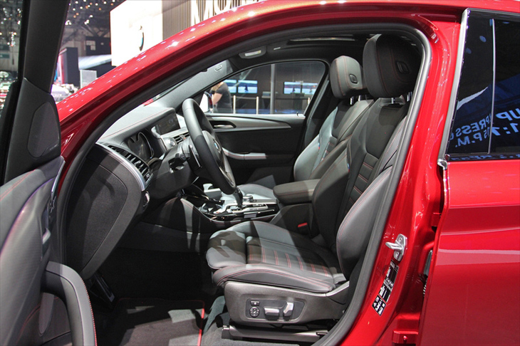 BMW X4（フロントシート）