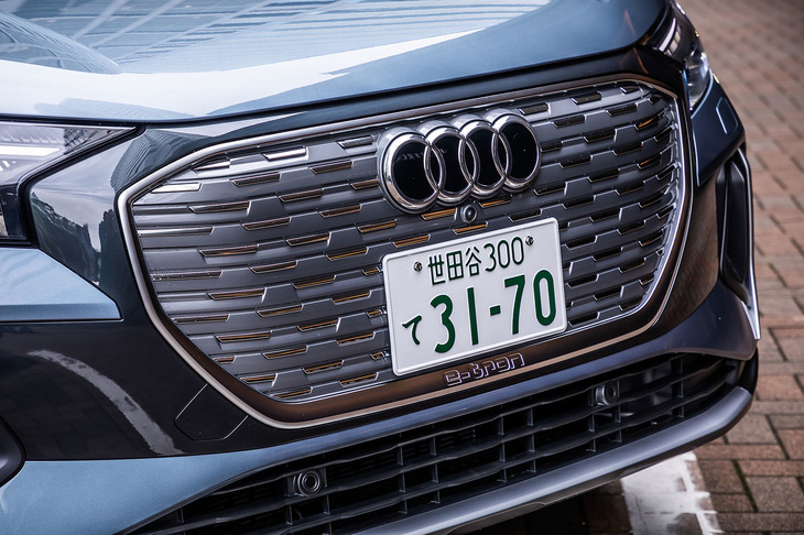 アウディのSUVにおけるアイコンである八角形のシングルフレームグリルは、EVゆえに空気を取り入れる役割を求められないため、格子模様が描かれた1枚のパネルとしてデザインされている。