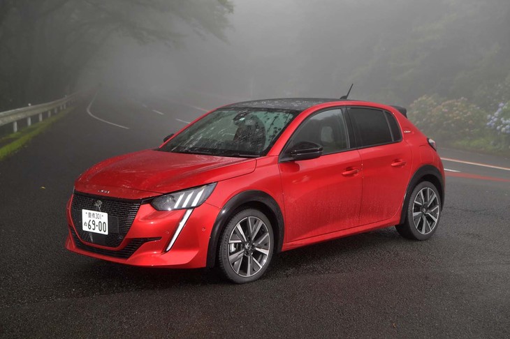 【プジョー208 GTラインのスペック】
	ボディーサイズ：全長×全幅×全高＝4095×1745×1445mm／ホイールベース：2540mm／車重：1170kg／駆動方式：FF／エンジン：1.2リッター直3 DOHC 12バルブ ターボ／トランスミッション：8段AT／最高出力：100PS（74kW）/5500rpm／最大トルク：205N・m（20.9kgf・m）/1750rpm／タイヤ：（前）205/45R17／（後）205/45R17（ミシュラン・プライマシー4）／燃費：17.0km/リッター（WLTCモード）／19.5km/リッター（JC08モード）／価格：293万円
	
	【取材時の燃費データ】
	テスト距離：238.0km（市街地1：高速道路7：山岳路2）／使用燃料：19.7リッター（ハイオクガソリン）／参考燃費：12.1km/リッター（満タン法）／12.1km/リッター（車載燃費計計測値）