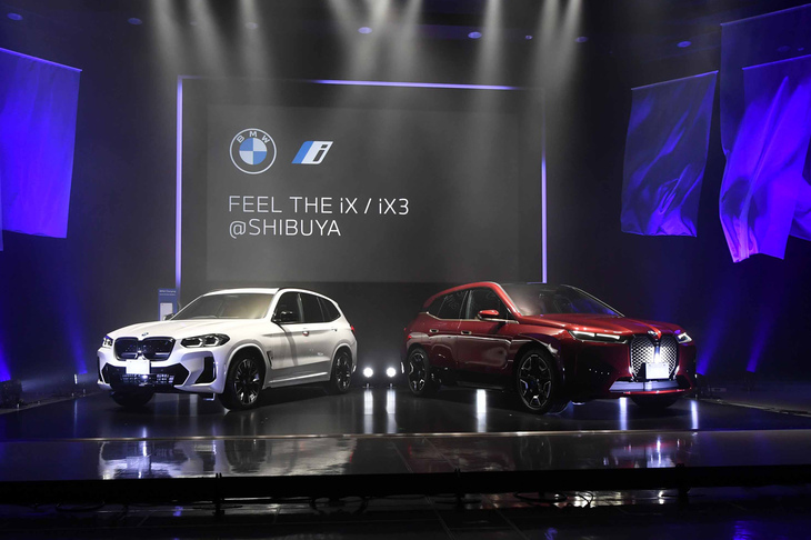 BMWの新型電気自動車「iX」（右）と、「X3」をベースとした電気自動車「iX3」（左）。