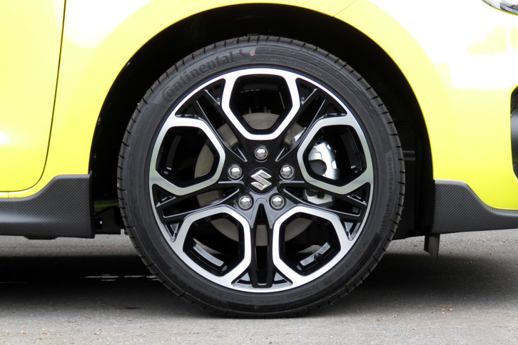 タイヤサイズは195/45R17。ブラック塗装と切削加工を組み合わせたツートンカラーの17インチアルミホイールが組み合わされる。