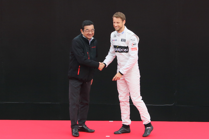 「Honda Racing THANKS Ceremony」では、本田技研工業の八郷隆弘社長が、Hondaドライバーとライダーをひとりずつ出迎えた。写真はジェンソン・バトン選手。