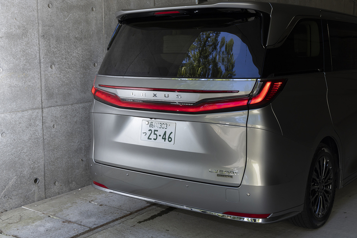 もちろんリアセクションのデザインも変更なし。独自のU字型リアコンビランプが存在感を主張する。