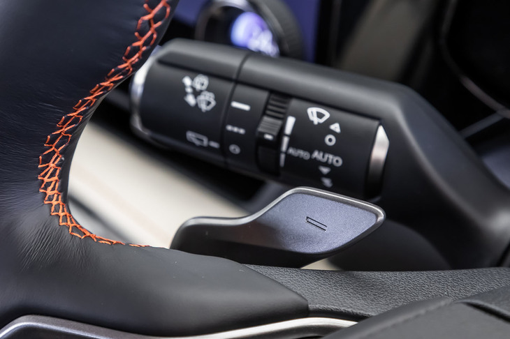 NX450h＋“バージョンL”（シフトパドル）