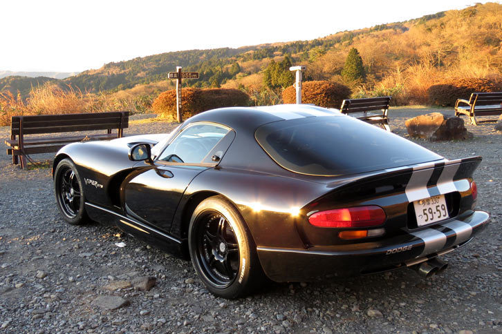 箱根ターンパイクの白銀展望駐車場にて、2017年最初の朝日を浴びる「バイパー」。渋滞でひどい目に遭うかと覚悟していたのだが、行きも帰りもすんなりしたものだった。